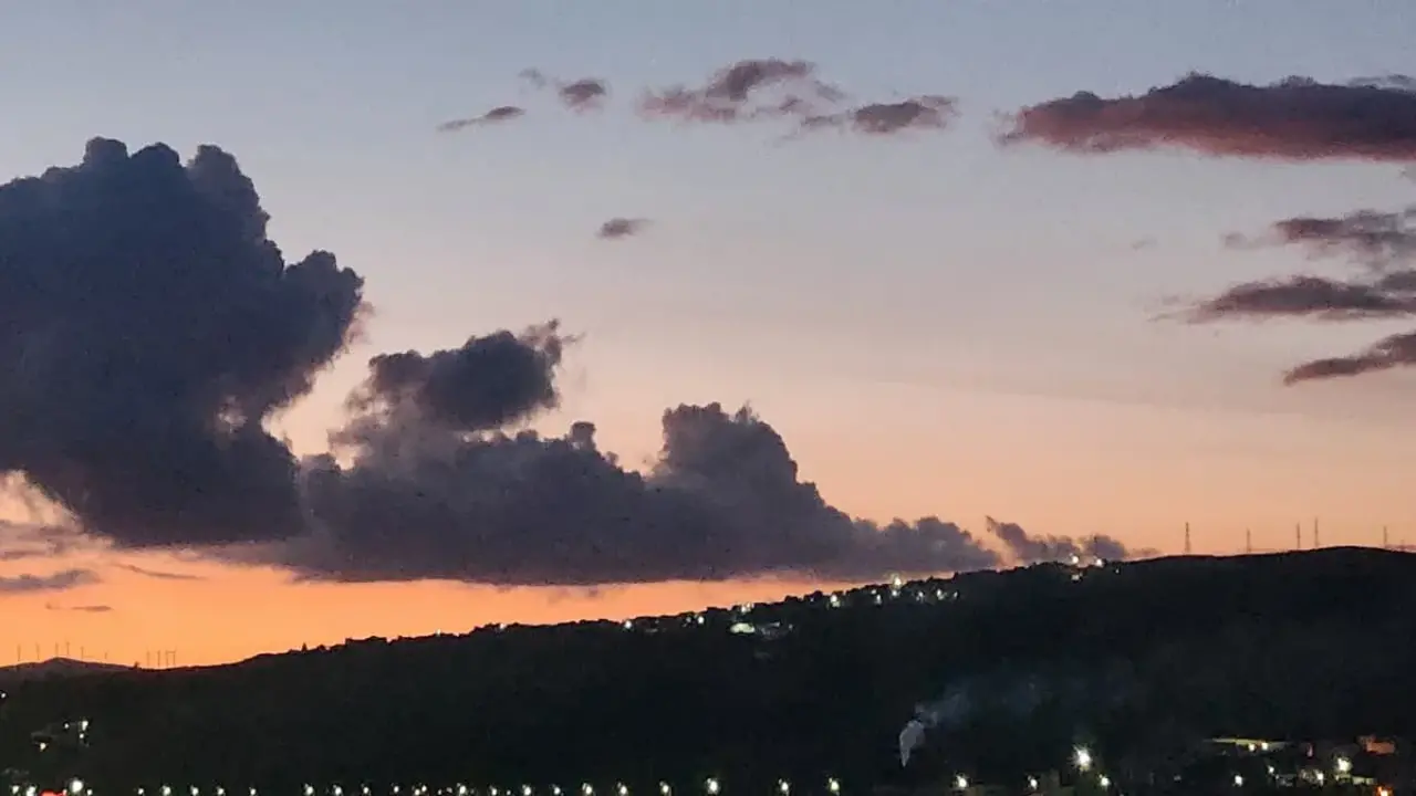 توقعات حالة الطقس: أمطار خفيفة ورياح قوية تضرب عدة مناطق خلال الساعات القادمة